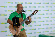 Hombre tocando la guitarra