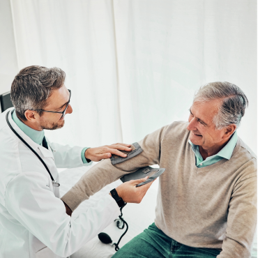 Hombre realizando sus chequeos de rutina junto a su doctor.